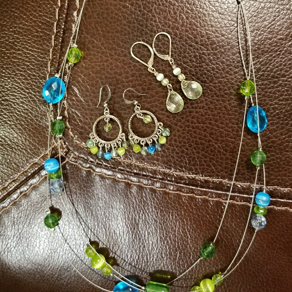 Necklace with two pairs of earrings